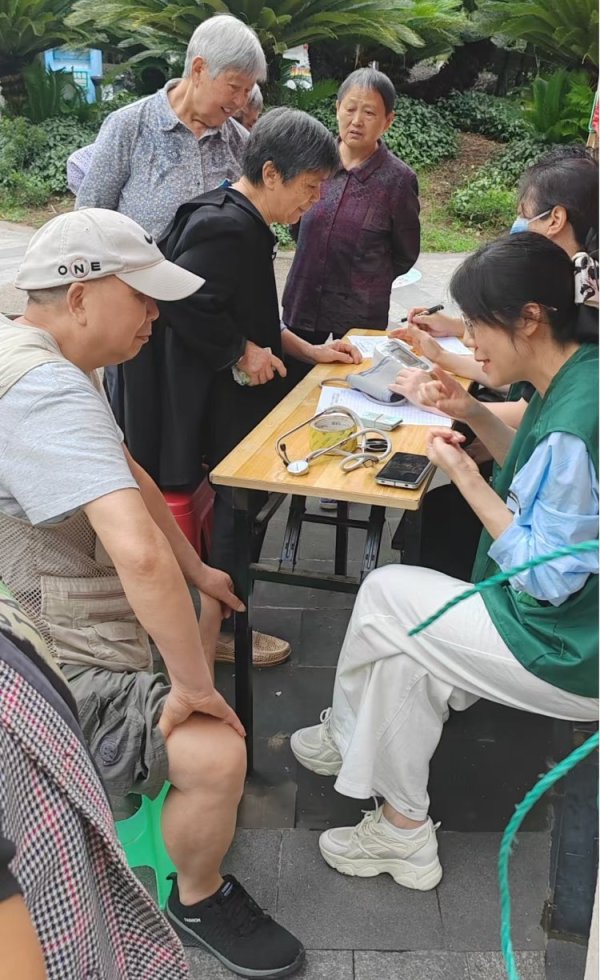 佳禾配资 重庆渝北双凤桥街道开展健康知识普及宣传暨惠民义诊服务活动