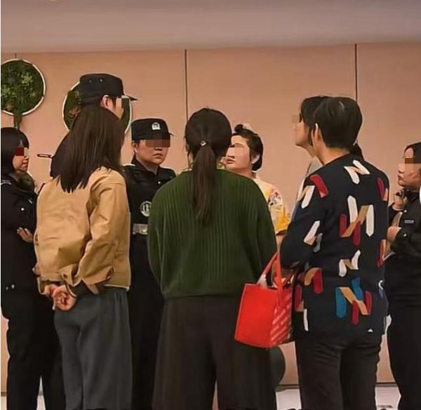 深圳配资 女子带手机进浴池，疑拍视频被人报警；江苏泰州警方：已出警处置